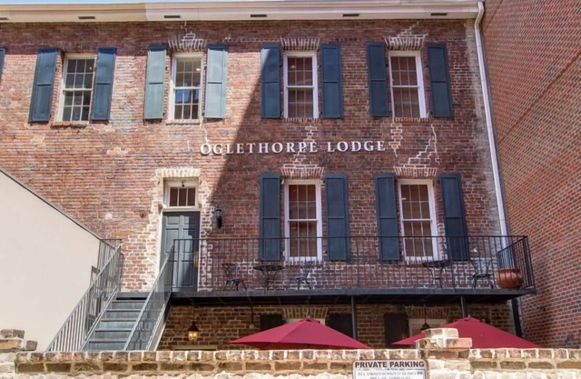 2bd, 1.5 ba Historic District and River Street-Walk to Everything!