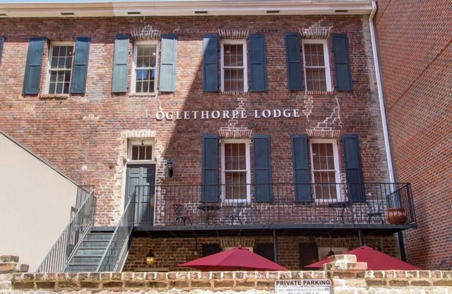 2bd, 2ba Historic District and River Street-Walk to Everything!