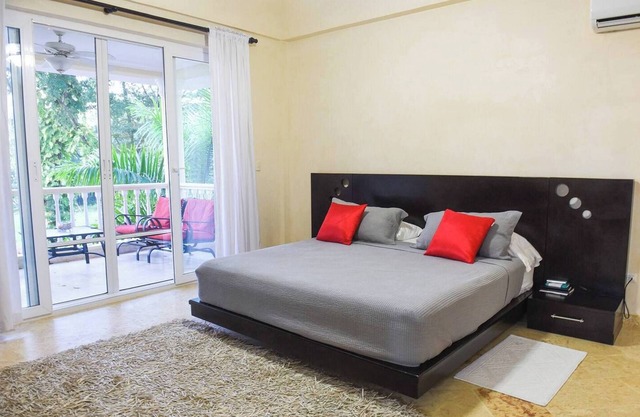 2BD/2BT condo on sandy beach, pool/Wifi/TV/AC, guest-friendly, near all!