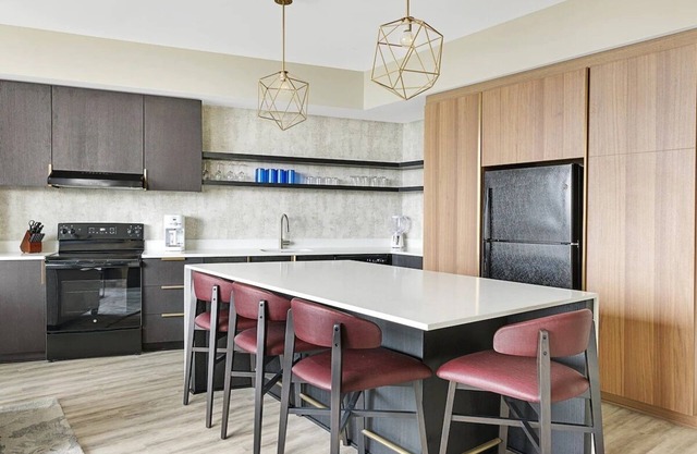 2BD/Atlanta - Downtown w/Rooftop Pool and Pool Bar!