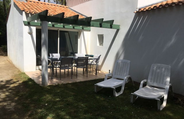 2bed house in quiet residence with 2 evlos