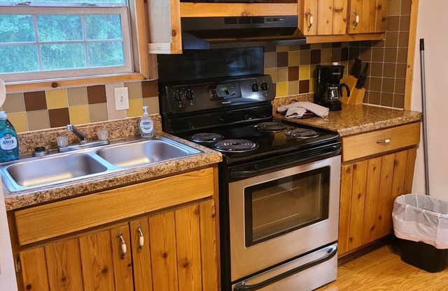 2BR 1BA Cabin w/4 Bunk Beds & Queen