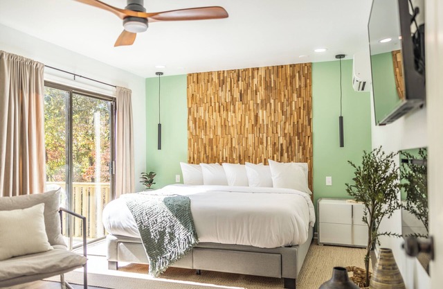 2BR 2BA Guest Suite with Sundeck and Firepit. Minutes to Downtown