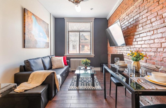 2BR Apt w King Bed & Netflix -Near Downtown