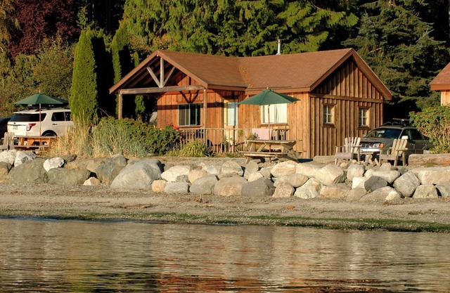 2BR Beachfront Cabin on epic west-facing sand and pebble beach!