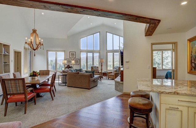 2Br Condo In The Seasons At Arrowhead- Vaulted Ceilings Condo