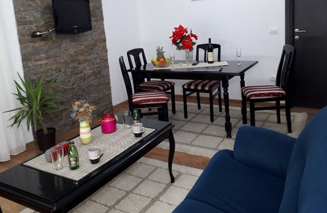 2BR Family-Friendly Airport Accommodation W/ Free Private Parking & Patio