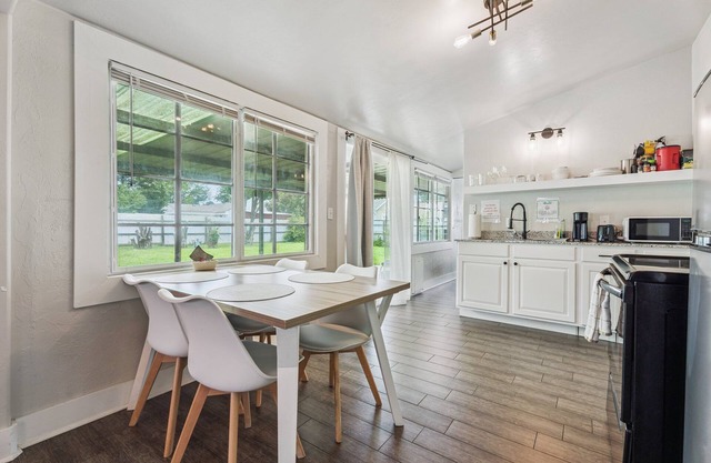 2BR Holiday Home for Thanksgiving w/Oven #L2