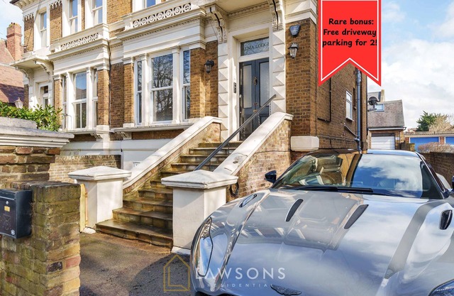 2BR House, Walk to Windsor Castle + Parking for 2