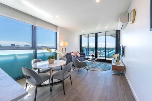 2BR Luxury Retreat with Rooftop Pool Access