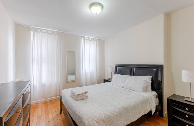 (2D) 2 Bedroom Apt Just Off Park Ave