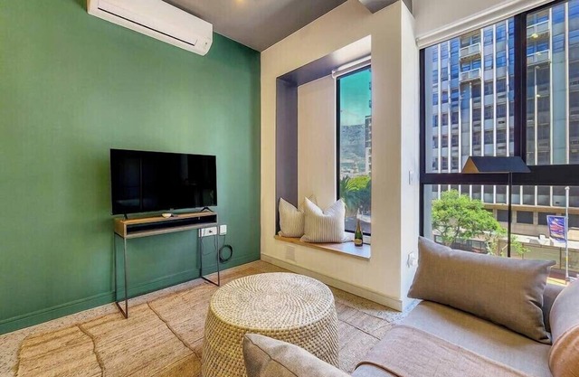 2nd Floor Luxury in City, Pool, Secure, Wifi