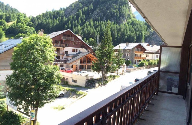 2nd floor, view mountain, balcony, parking, ski locker, 39m², Valloire