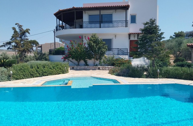 3 Χάριτες - Βίλα με πισίνα - Vila with pool- Vila with swimming pool.