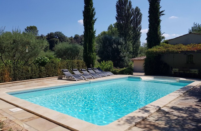 3* air-conditioned villa for 8 with swimming pool in a quiet location 7 minutes' walk from the village