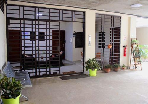 3 Appartements Indépendants - 1 ou 2 Chambres - Du Voyageur Solo au Groupe de 10 personnes - Résidence Calme, Proche Abidjan