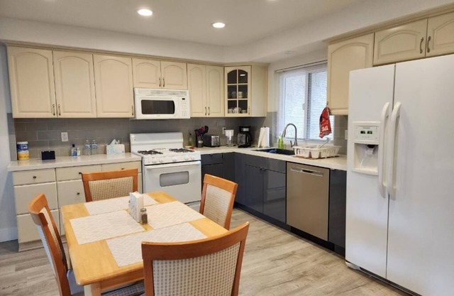 3-BD TOWNHOUSE W/BEACH ACCESS