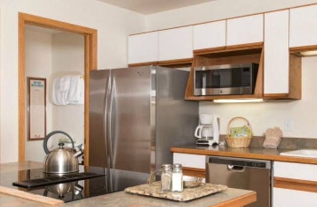 3 Bed/3 Bath Penthouse - great views and shared hot tub. 7 day bookings only