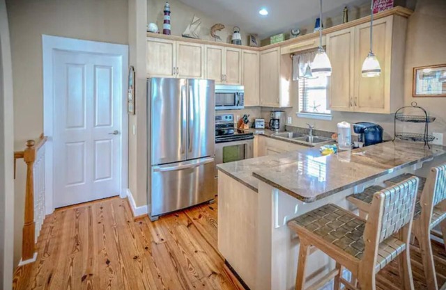 3-bed /3-bath cottage house in a quiet community. 3 minute walk to the beach