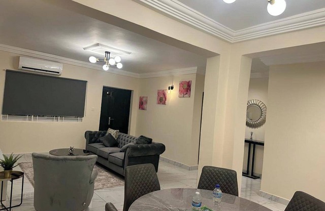 3 Bed Apartment Sleeps 6 - EnSuites, Parking, Wifi