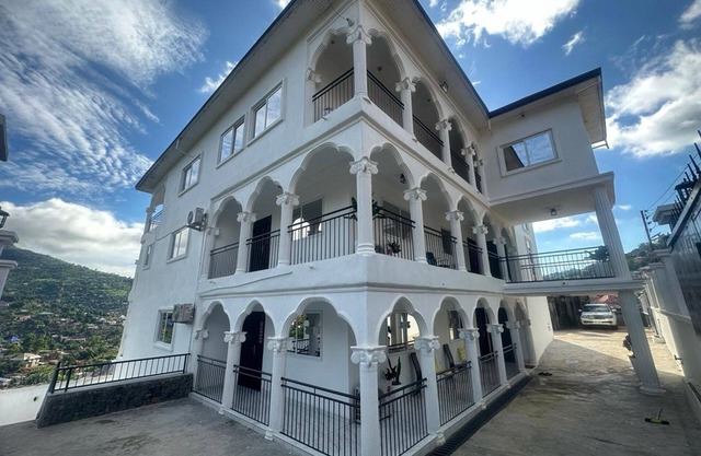 3 Bed Apartment Sleeps 6 - Parking, Patio, Wifi