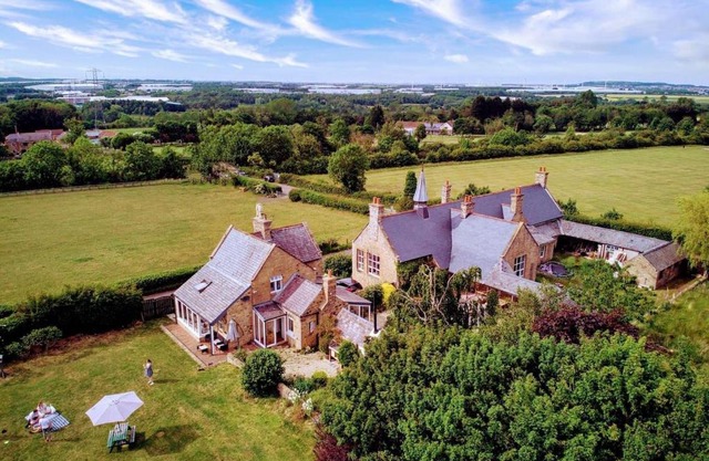 3 Bed Cottage-Sleeps 6-Country Views-Pet friendly