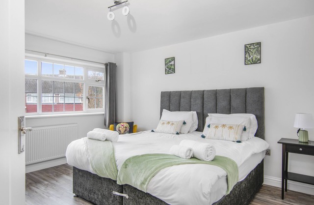 3 Bed House - Sleeps 5 - Garden - Parking