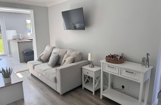 3 Bed House - Sleeps 6 - Pets - Garden - Parking