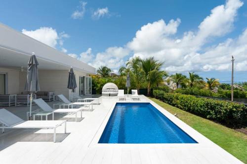 3 bed Luxury villa with sea views on Platinum Coast & beach club access