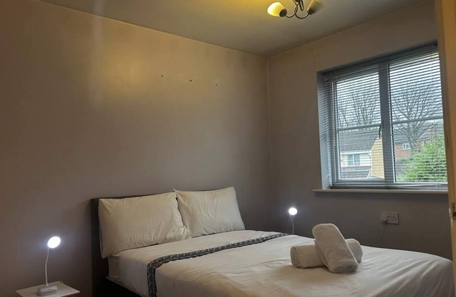 3 Bed - Sleeps 5 - Pets - Private Parking