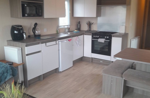 3 Bed-sleeps 6-pet Friendly-5 Min to Beach