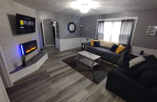 3 bedroom 1 bath. less than a mile to Union Hospital