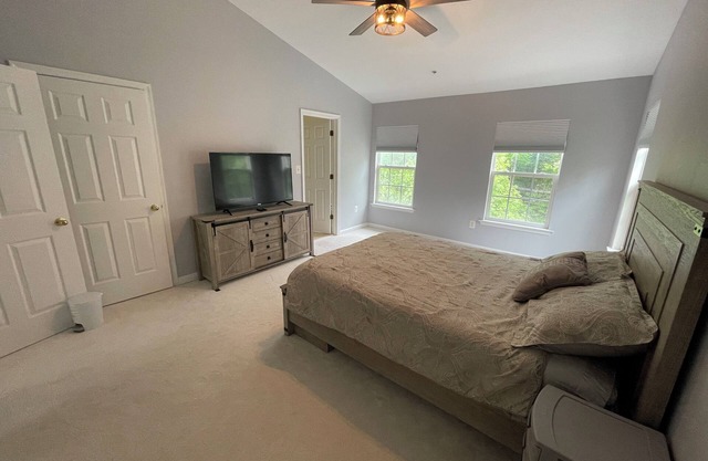 3 Bedroom/2.5 bathroom close to Naval Academy, NMCM Stadium, and downtown.