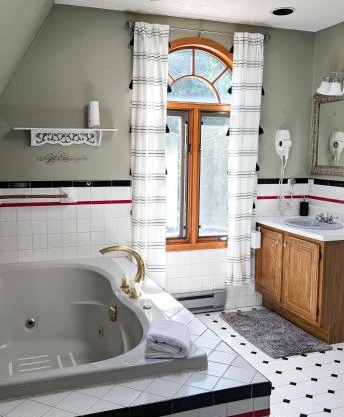 3 Bedroom 2 Bath Carriage House (Pet Friendly)