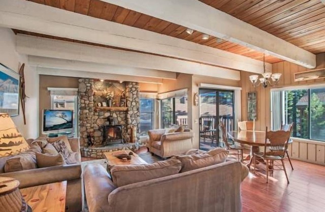 3 Bedroom 2 Bath Condo Adjacent to Village with Mountain Charm