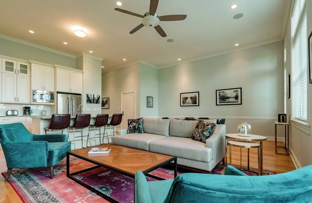 3 Bedroom/2 Bathroom Luxury Suite in Vibrant Andersonville