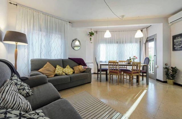 3 bedroom apartment, 15 minutes from BCN city center, 8 min. walk from the beach