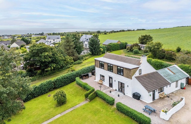 3 bedroom accommodation in Blackwaterfoot
