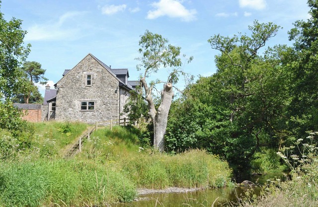 3 bedroom accommodation in Pedairffordd