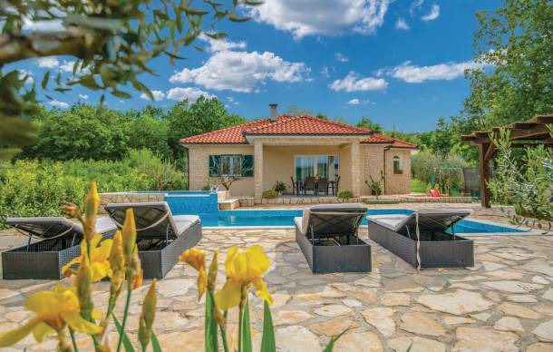 3 bedroom accommodation in Grubine