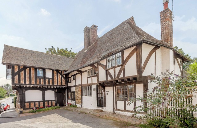 3 bedroom accommodation in Lingfield