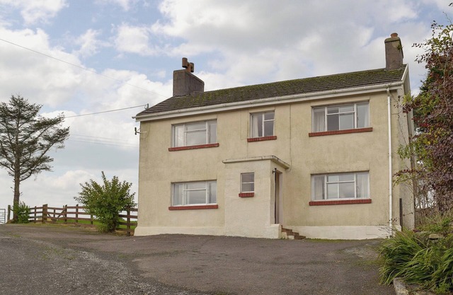 3 bedroom accommodation in Cynheidre, near Llanelli