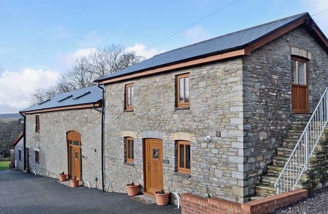 3 bedroom accommodation in Rhos, near Pontardawe