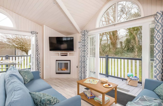 3 bedroom accommodation in Milford-on-Sea, Nr Lymington