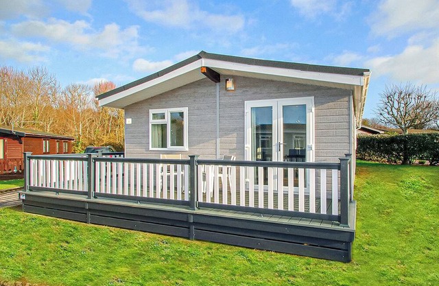 3 bedroom accommodation in Milford-on-Sea, Nr Lymington