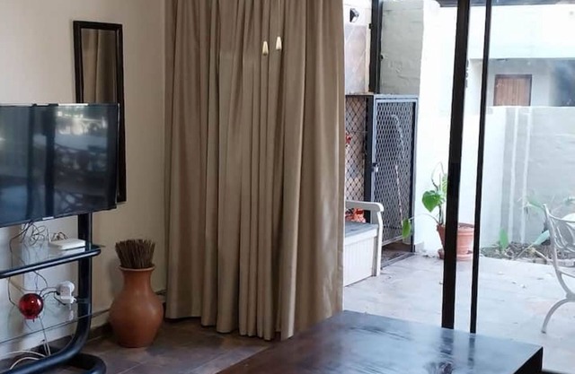 3-bedroom apartment in welcoming Sandton with AC