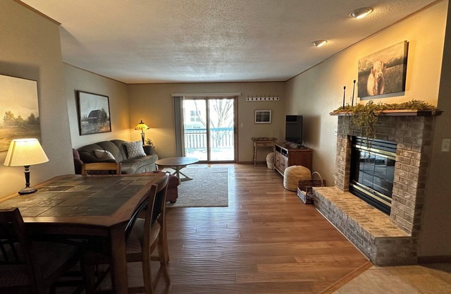 3-bedroom charming Condo in Onalaska with private driveway