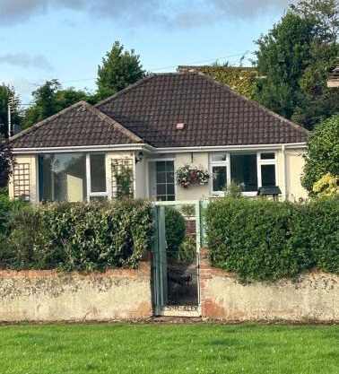 3 bedroom cottage in the heart of Topsham with river views and parking