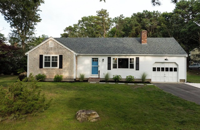 3 Bedroom Dennis home close to beaches and amenities