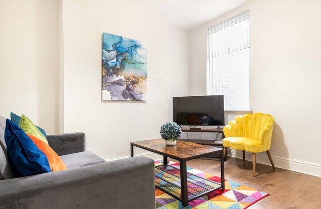 3-Bedroom Home in Liverpool L15 with FREE Parking